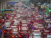 Tin tức - Người Thủ đô chật vật đưa con đi học, đi làm trong cơn mưa rải rác kéo dài