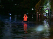 Tin tức - Người dân TP.HCM thức trắng đêm ứng phó với triều cường lịch sử