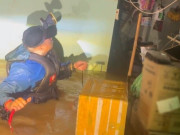 Tin tức - Nước lũ dâng cao, người dân Đà Nẵng liên tục cầu cứu trong đêm