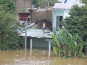 Tin tức - Cả xóm ở Đà Nẵng trắng đêm chạy lũ khi nước sông dâng không ngừng