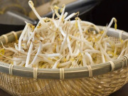 Loại rau rẻ tiền bán đầy chợ, người Việt nên ăn để ngừa viêm họng, giảm ho khi trời lạnh