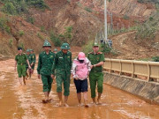 Tin tức - Công an, biên phòng đang băng đèo sạt lở đưa 4 người dân đi cấp cứu