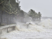 Tin tức - Từ đêm nay, ven bờ biển Trung Bộ có thể xuất hiện dông lốc, gió giật do bão số 13