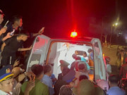 Tin tức - Hình ảnh hàng trăm người đón 2 người Lý Sơn sống sót kỳ diệu sau 2 ngày trôi dạt trên biển