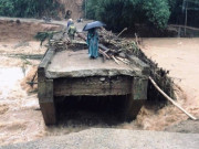 Tin tức - Quảng Ngãi: Nước lũ cuốn gãy đôi cầu, hàng trăm hộ dân bị cô lập