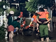 Tin tức - Công an Khánh Hòa giúp dân vượt lũ trong đêm