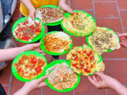 Ngon-bổ-rẻ - Món bánh đặc sản xứ Huế chế biến trong 30 giây, mỗi lần ăn chục cái mới “đã miệng”, chủ quán tính tiền theo đĩa