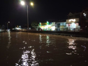 Tin tức - Dân dỡ đồ chạy lũ trong đêm khi nước sông ở Lâm Đồng dâng cuồn cuộn