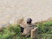 Tin tức - Rơi nước mắt cảnh người cha ngồi bên bờ sông, chờ tin con gái mất tích suốt một tuần