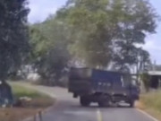 Tin tức - CLIP ghi lại vụ việc xe tải cán qua người nạn nhân 2 lần