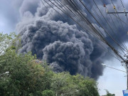 Tin tức - Khói lửa bao trùm xưởng sản xuất ở TPHCM, đứng xa nhiều km vẫn thấy