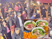 Lifestyle - 5 quán phở đông khách nhất Hà Nội: Có quán xếp hàng từ 4h sáng, chỉ bán vài tiếng đến không nhanh là hết