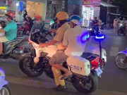 Tin tức - CSGT dùng mô tô đặc chủng đưa bé gái đi cấp cứu giữa cao điểm kẹt xe