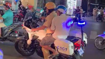 CSGT dùng mô tô đặc chủng đưa bé gái đi cấp cứu giữa cao điểm kẹt xe