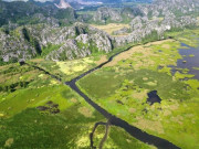 Lifestyle - "Vịnh không sóng" đẹp như tranh ở Ninh Bình, du khách ngồi thuyền ngắm tận đáy