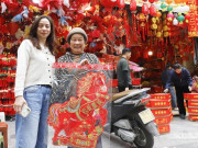 Tin tức - Linh vật ngựa "phủ kín" phố Hàng Mã đón năm mới 2026