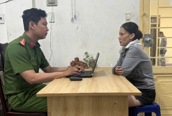 Lê Thị Bích Trâm tại cơ quan công an. Ảnh: Công an xã Tân Vĩnh Lộc