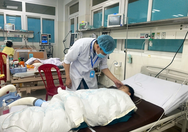 Cháu bé 6 tuổi đang được điều trị tại bệnh viện.