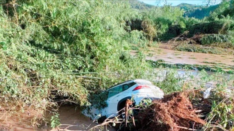 Ô tô bị nước cuốn xuống sông. Ảnh: C.A