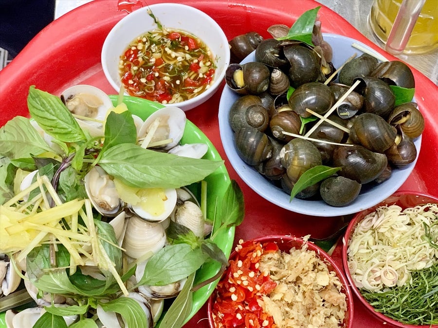 Ốc luộc là món ngon hấp dẫn tại Chùa Láng