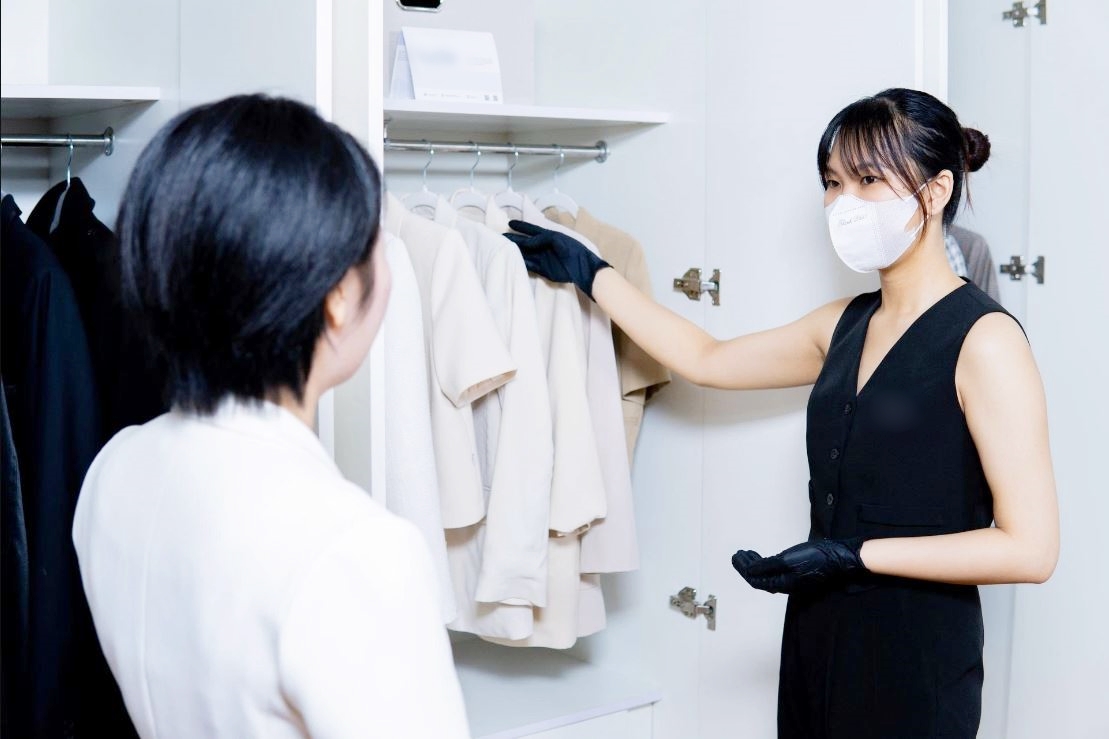 Nhân viên dọn tủ đồ cần phối hợp với khách hàng và lên kế hoạch cụ thể