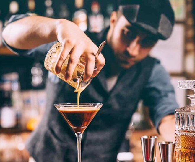 Pha chế là công việc đòi hỏi sự khéo léo