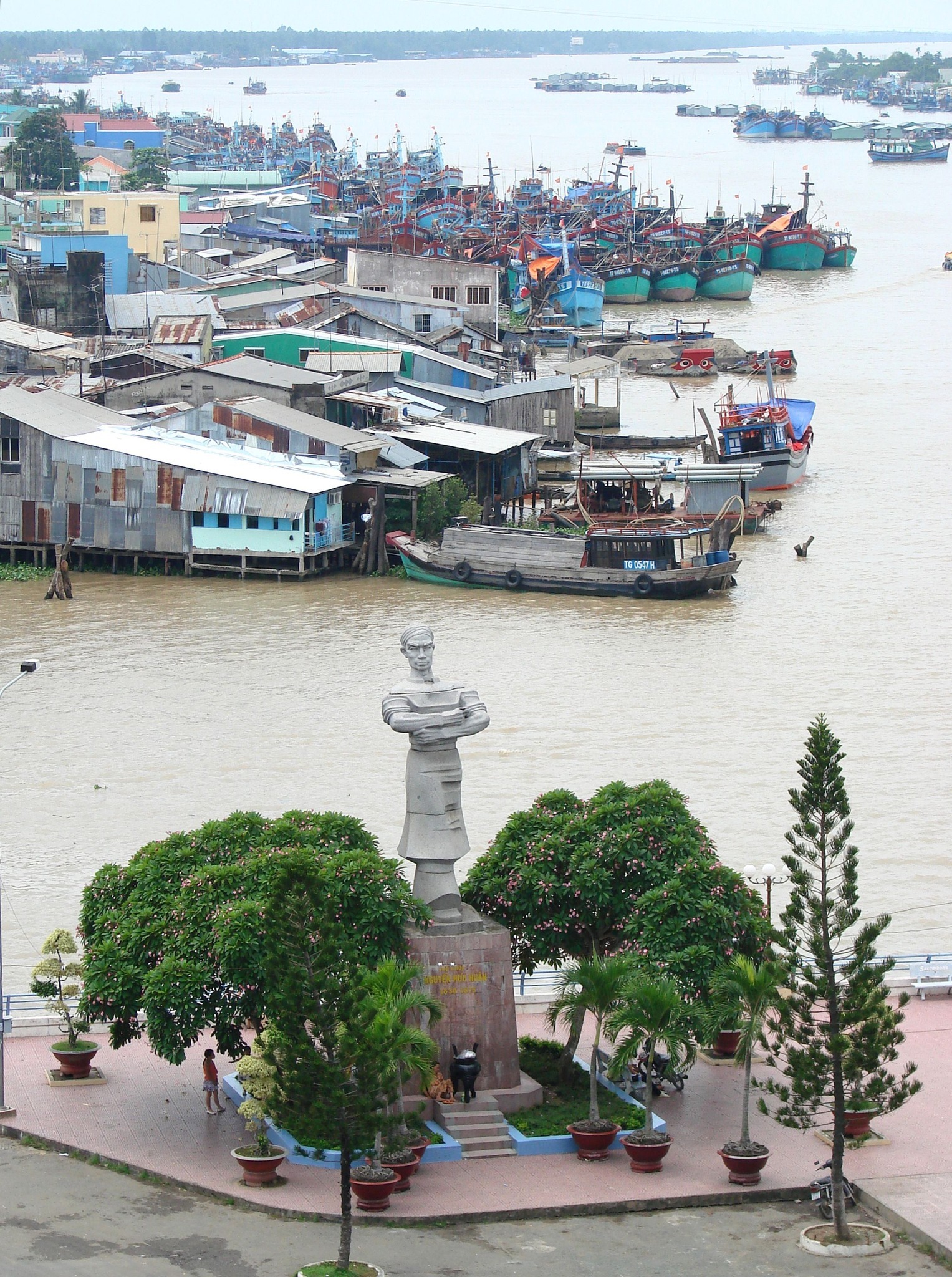 Công viên Lạc Hồng bên bờ sông Tiền