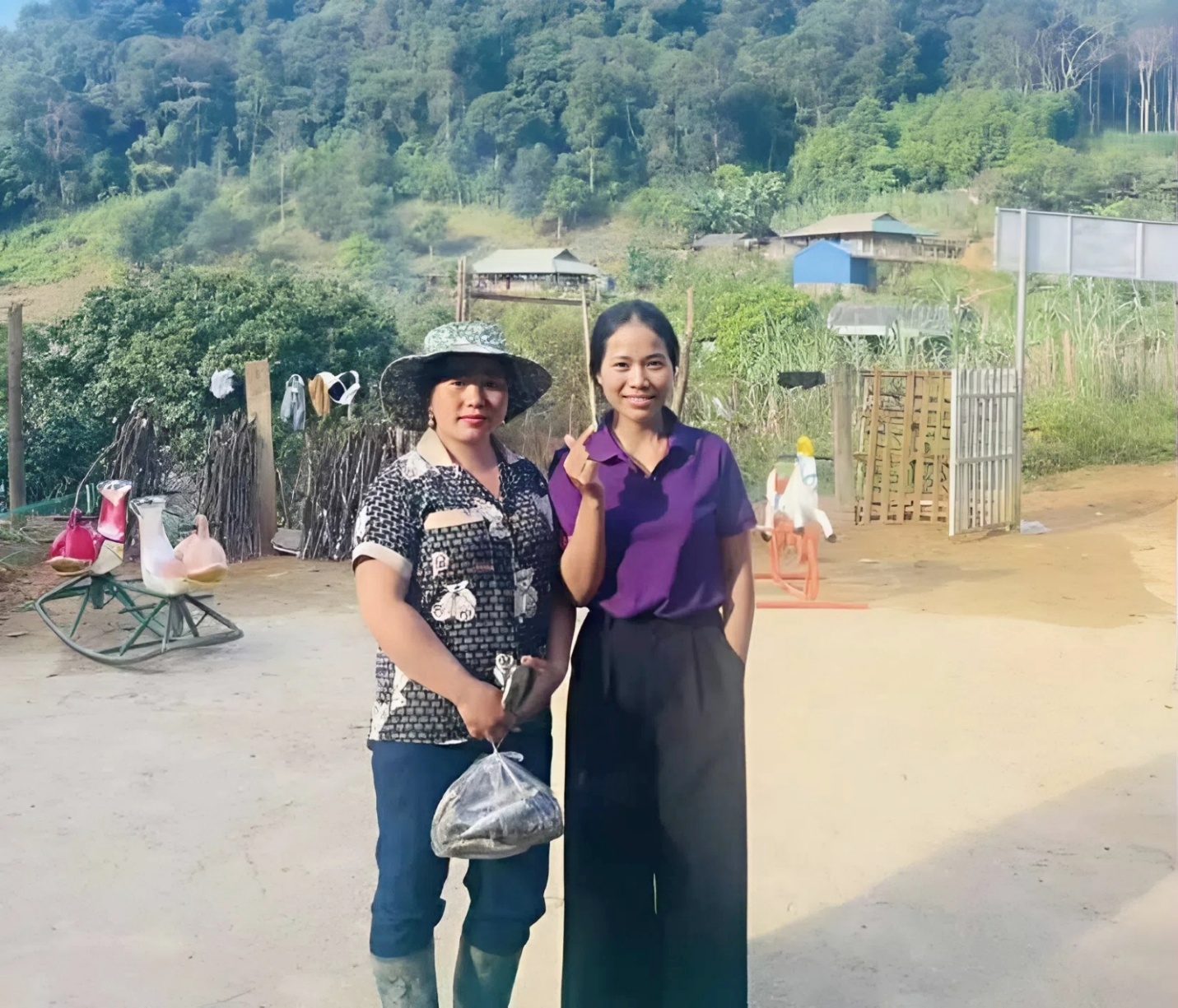 Cô Viên nhận được tình cảm từ học sinh, phụ huynh tới cả bản làng