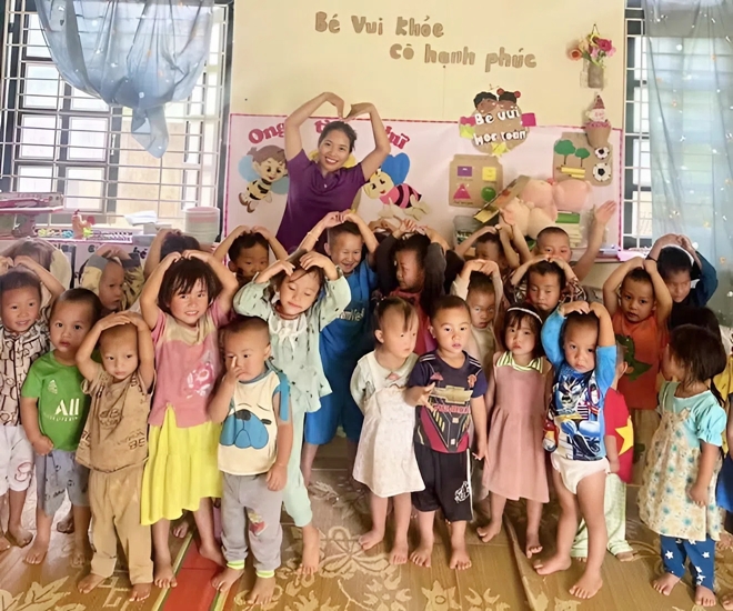 Cô giáo Quàng Thị Viên bên các học trò thân yêu