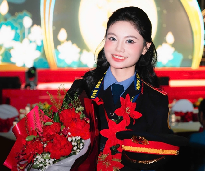 Gia Khanh trở thành thủ khoa xuất sắc và được giữ lại trường, nhưng cô chọn về gần nhà công tác