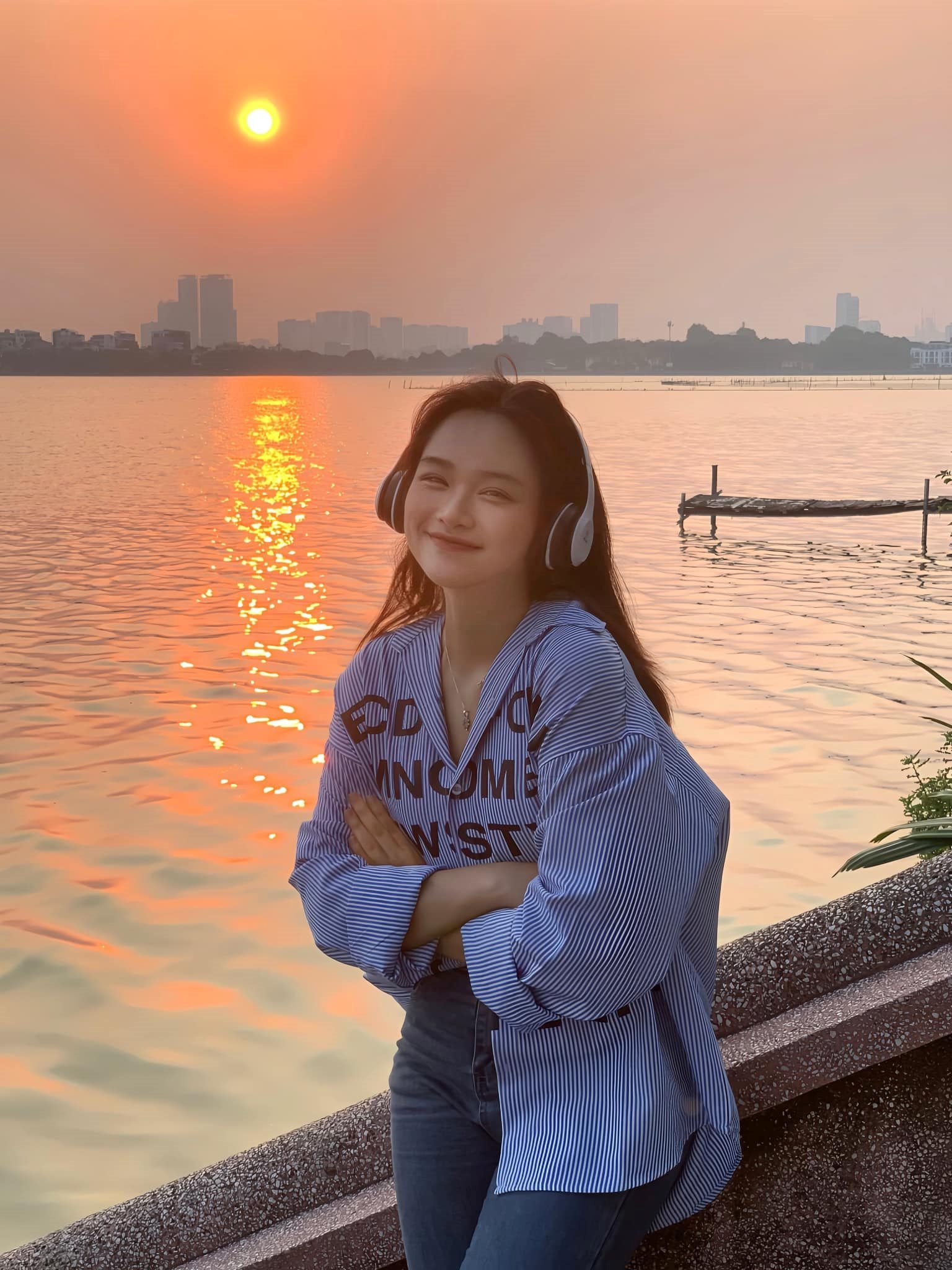 Bỏ Túi Bí Kíp “Ôm Trọn” Mùa Đông Hà Nội, Mách Bạn Những Địa Điểm Check-In Không Thể Bỏ Lỡ Trong Tháng 12 Hoàng Hôn Hồ Tây Tuyệt Đẹp