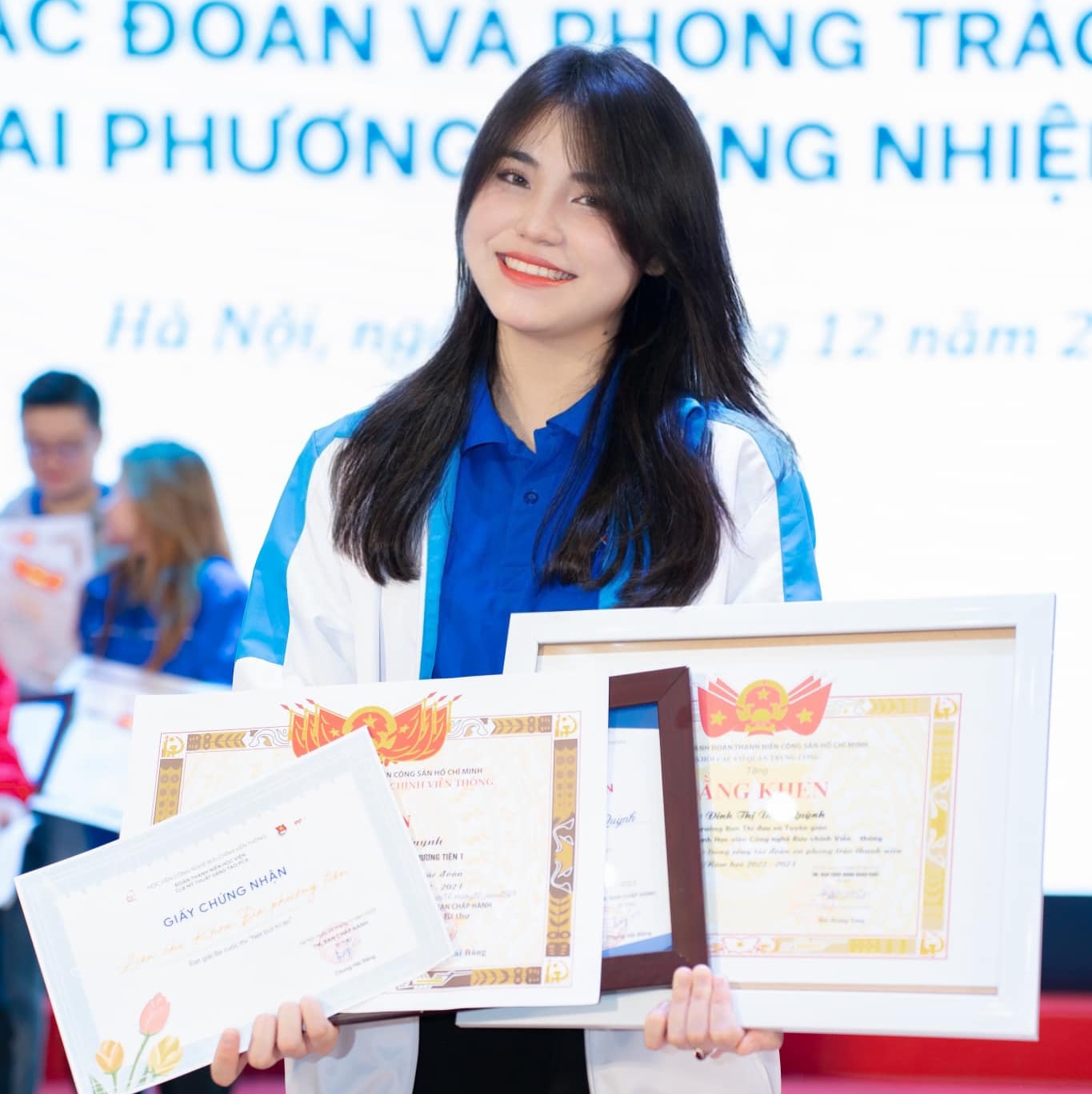 Diễm Quỳnh sở hữu cả một bộ sưu tập giấy khen, giải thưởng