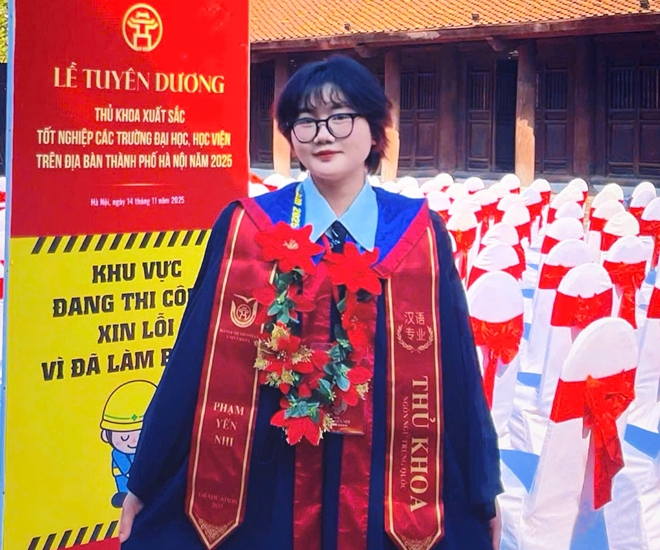 Yến Nhi là Thủ khoa xuất sắc được Thành phố Hà Nội vinh danh