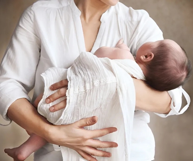 Mẹ đã cho con đi khi mới lọt lòng (Ảnh minh họa)
