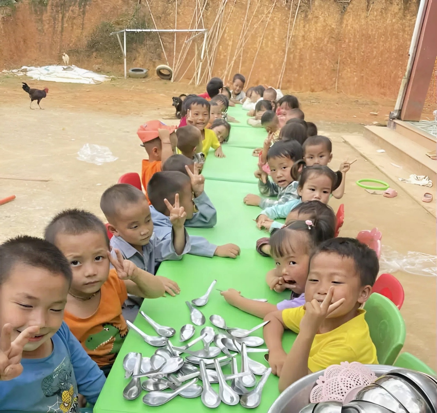 Nụ cười của các con giúp cô vượt qua mọi gian khó