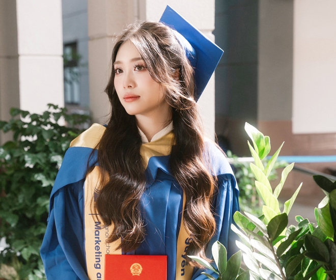 Nguyễn Bảo Ngọc tốt nghiệp thủ khoa ngành Marketing và Truyền thông tại Trường Quản trị và Kinh doanh (ĐH Quốc gia Hà Nội)