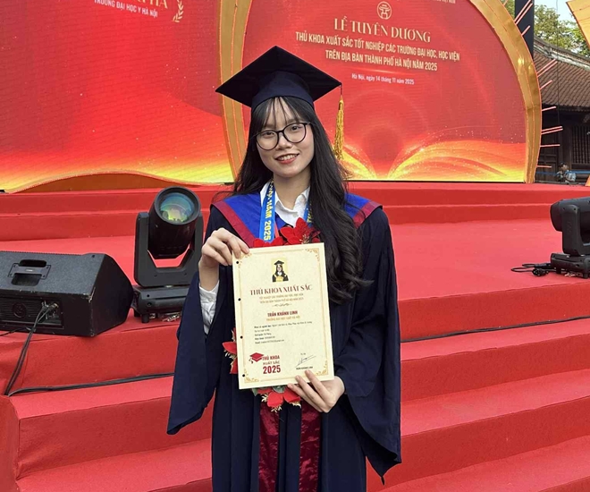 Trần Khánh Linh là thủ khoa xuất sắc được TP Hà Nội vinh danh