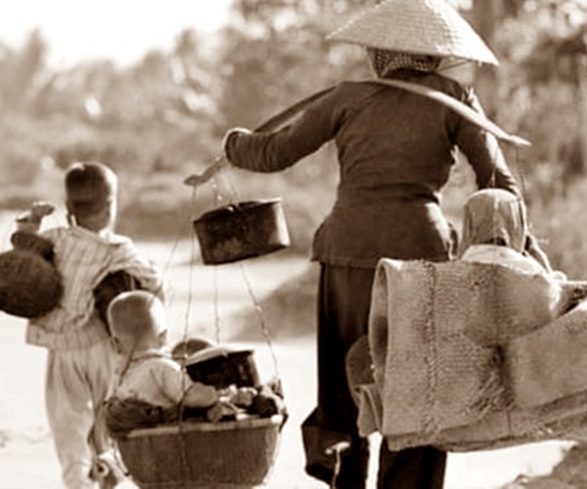 Mẹ nghèo mưu sinh đủ nghề để nuôi con (Ảnh minh họa)