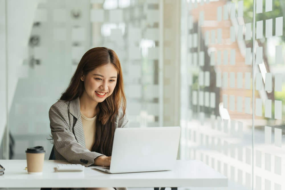 Chỉ cần 1 chiếc laptop, bạn có thể làm freelancer đa ngành