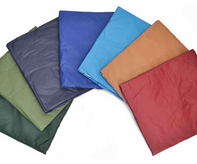 Áo Mưa Là Vật Dụng Không Thể Thiếu Khi Di Chuyển Vào Mua Mưa Lạnh