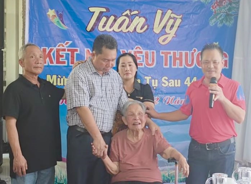 Mẹ già nắm chặt tay con ngày đoàn tụ sau 45 năm xa cách