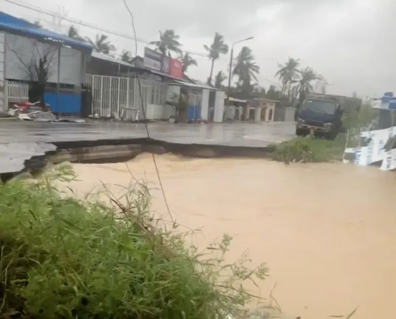 Nền đường Quốc lộ 1 đoạn qua xã Xuân Lộc (tỉnh Đắk Lắk) bị nước lũ cuốn trôi. Ảnh: CTV