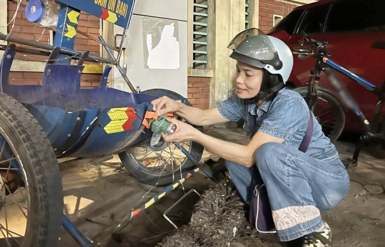 Công việc mỗi tối của chị Thu giúp đường phố sạch đẹp hơn 