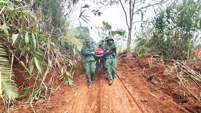 Các cán bộ chiến sĩ vượt qua đoạn đường bị sạt lở, dốc núi dựng đứng.