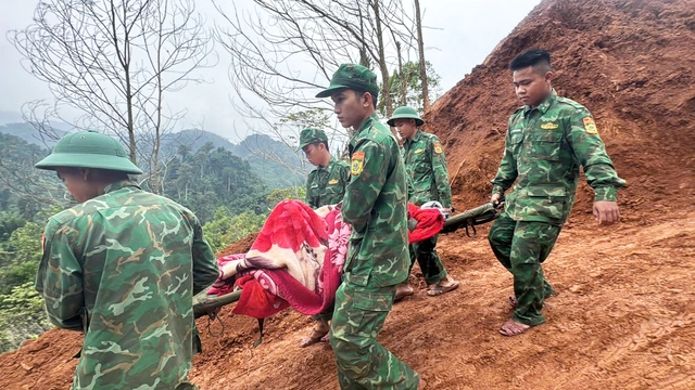 Sau gần một giờ di chuyển, sản phụ được đưa ra điểm tập kết xe cứu thương.