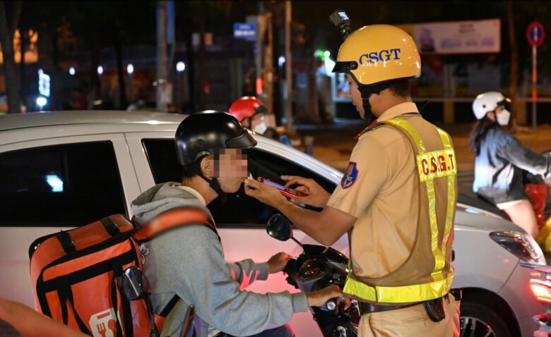 TP.HCM: Tài xế vi phạm nồng độ cồn gấp hơn 3 lần mức kịch khung - 5