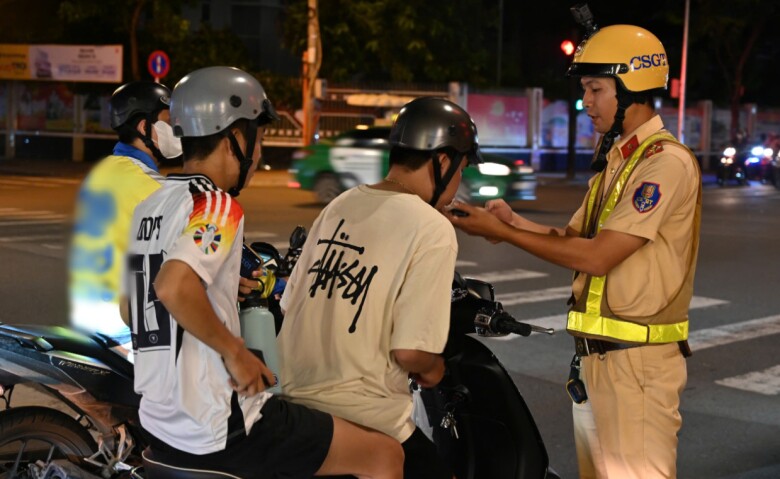 Tổ công tác làm việc xuyên đêm, kiểm tra nồng độ cồn và các hành vi vi phạm khác, góp phần nâng cao trật tự an toàn đường bộ. Ảnh: PHẠM HẢI
