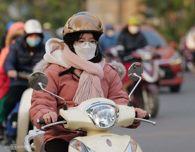 Người Hà Nội trong giá rét mùa đông 2024. Ảnh: Ngọc Thành