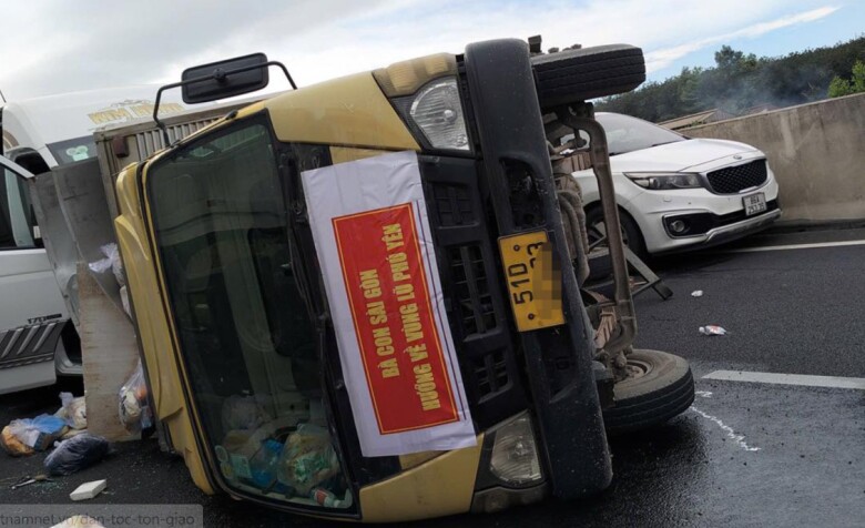 Xe tải chở hàng cứu trợ cho bà con vùng lũ bất ngờ mất lái rồi lật ngang. Ảnh: A.X