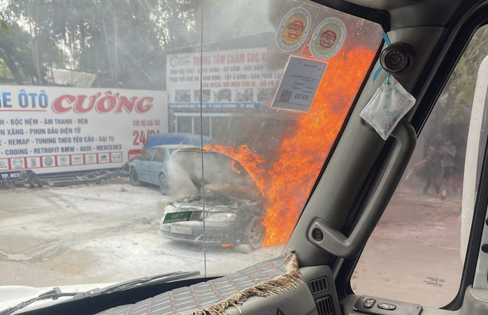 Ngọn lửa bùng lên dữ dội.